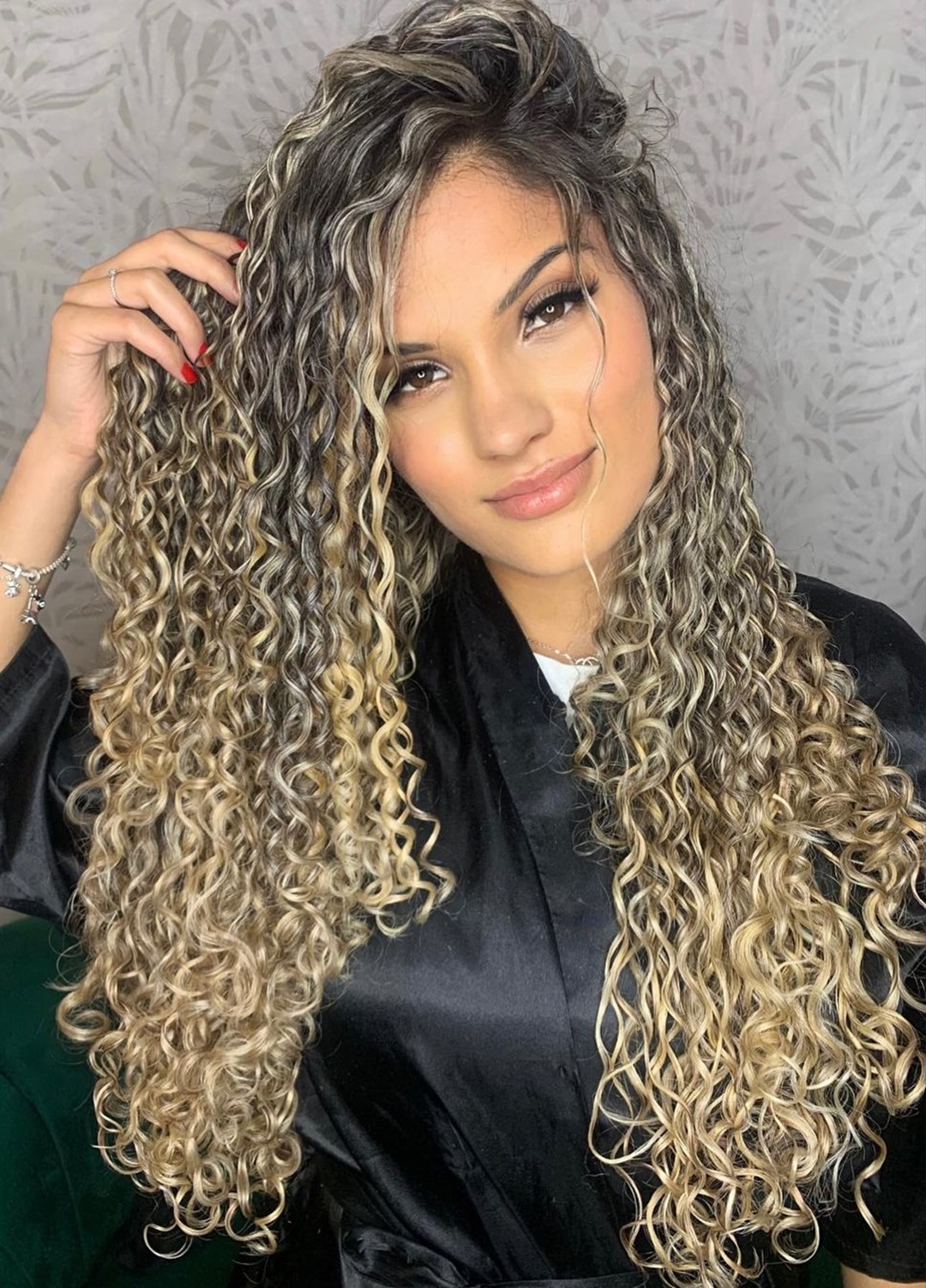 loiro iluminado em cabelo castanho