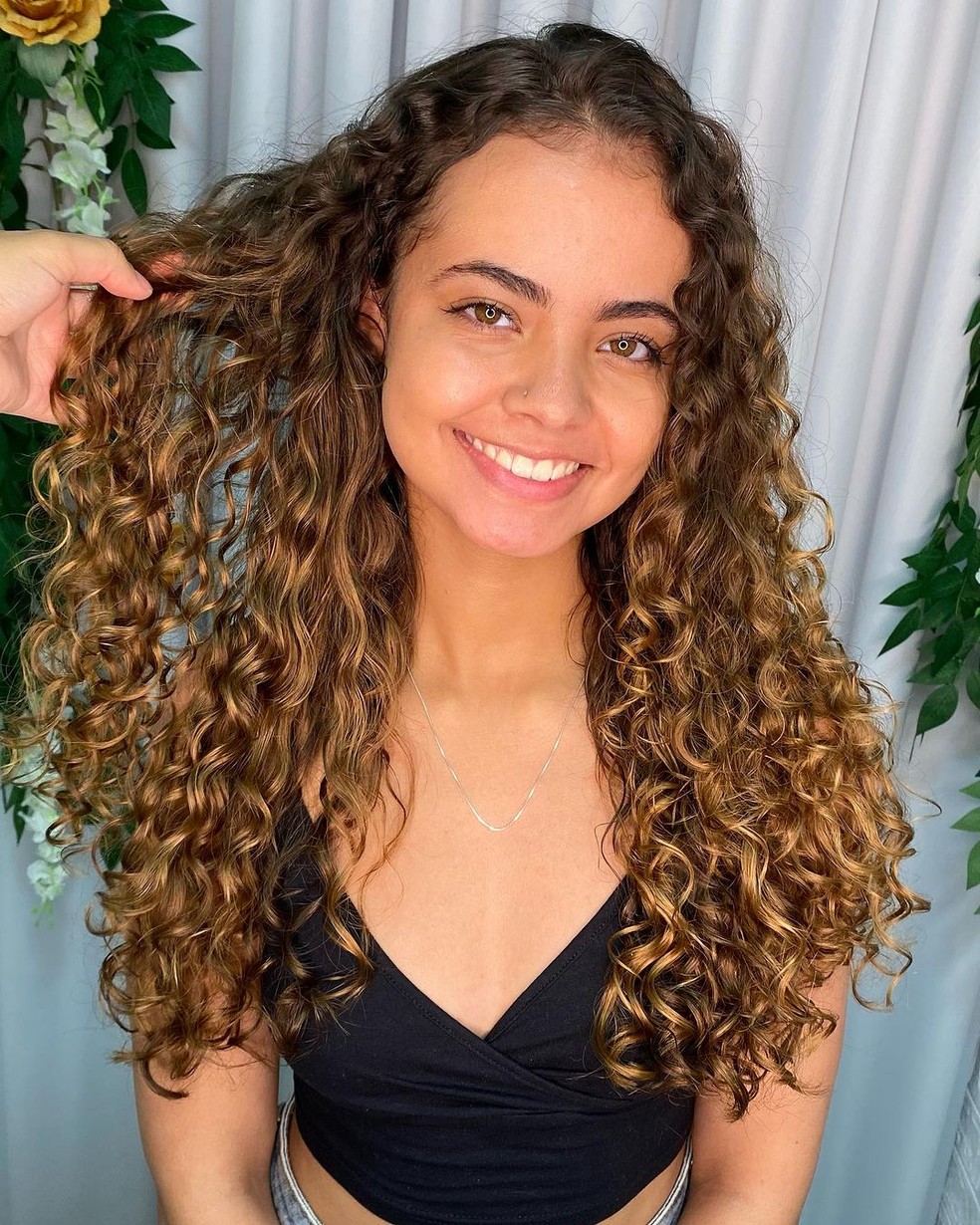 inspiração de penteados loiro mel para cabelo cacheado