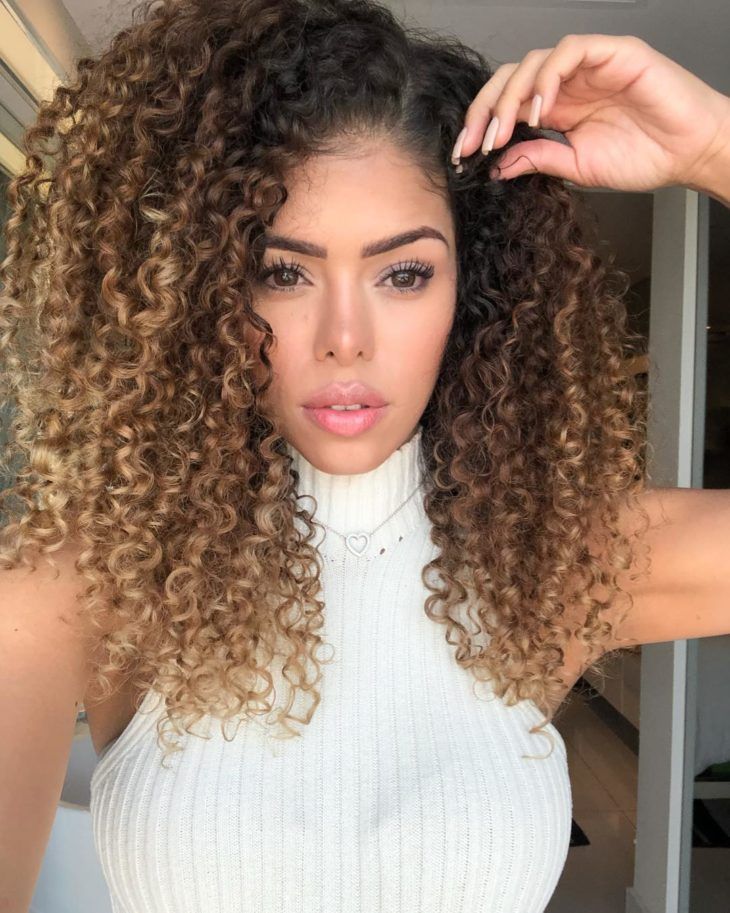 loiro mel cabelo cacheado