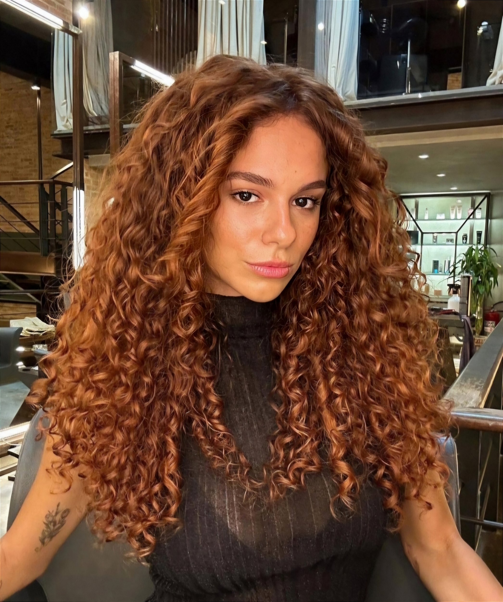 inspiração de penteados loiro mel para cabelo cacheado