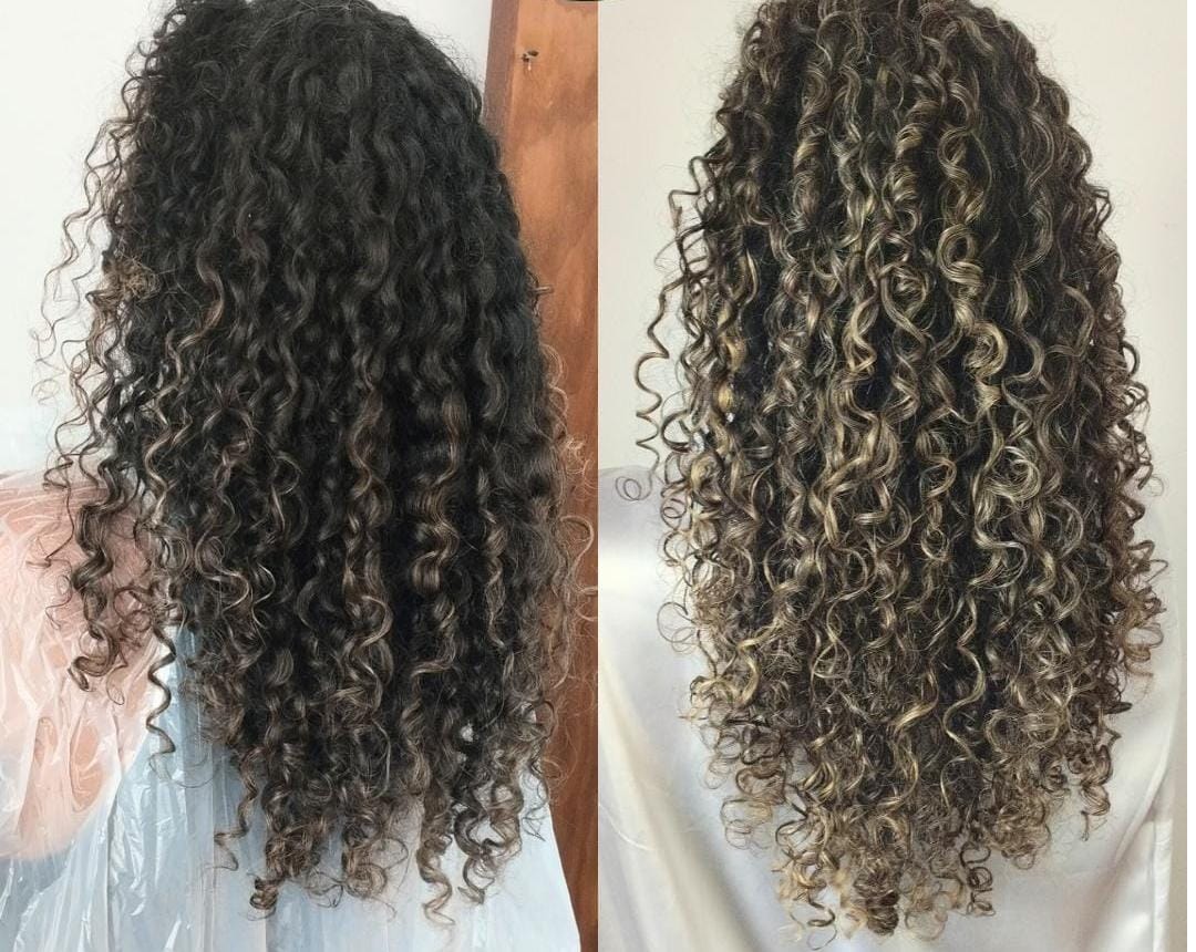 erros comuns ao colorir cabelo cacheado de loiro mel