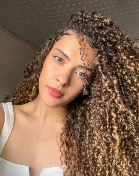 loiro mel vs. caramelo em cabelo cacheado: qual escolher?