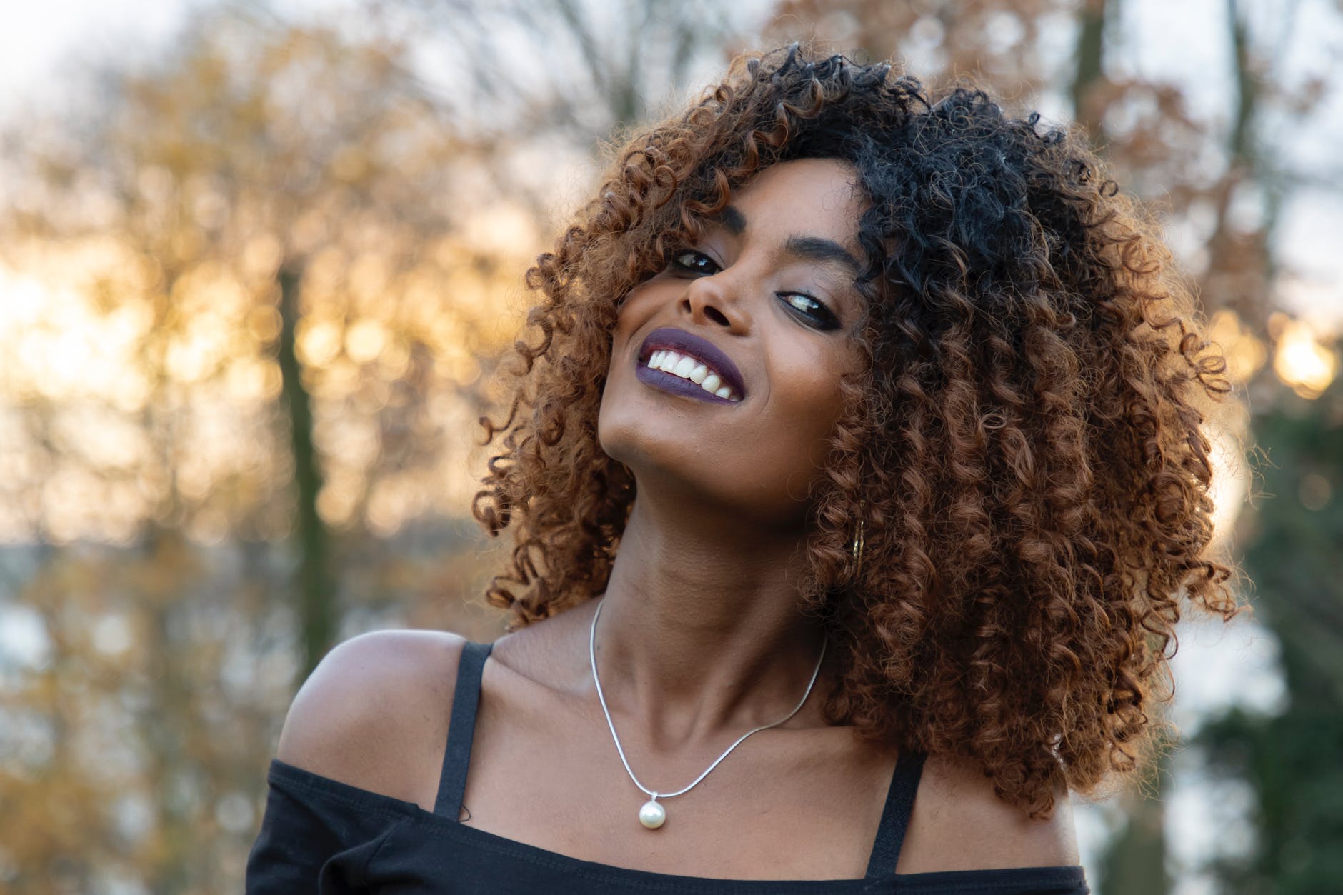 loiro mel dourado em cabelo cacheado curto