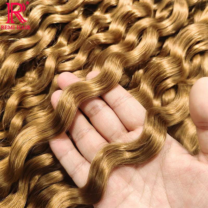 loiro mel dourado em cabelo cacheado curto