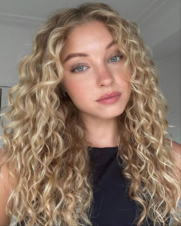 loiro mel dourado em cabelo cacheado longo