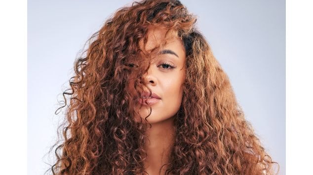 cabelo cacheado com mechas mel dourado