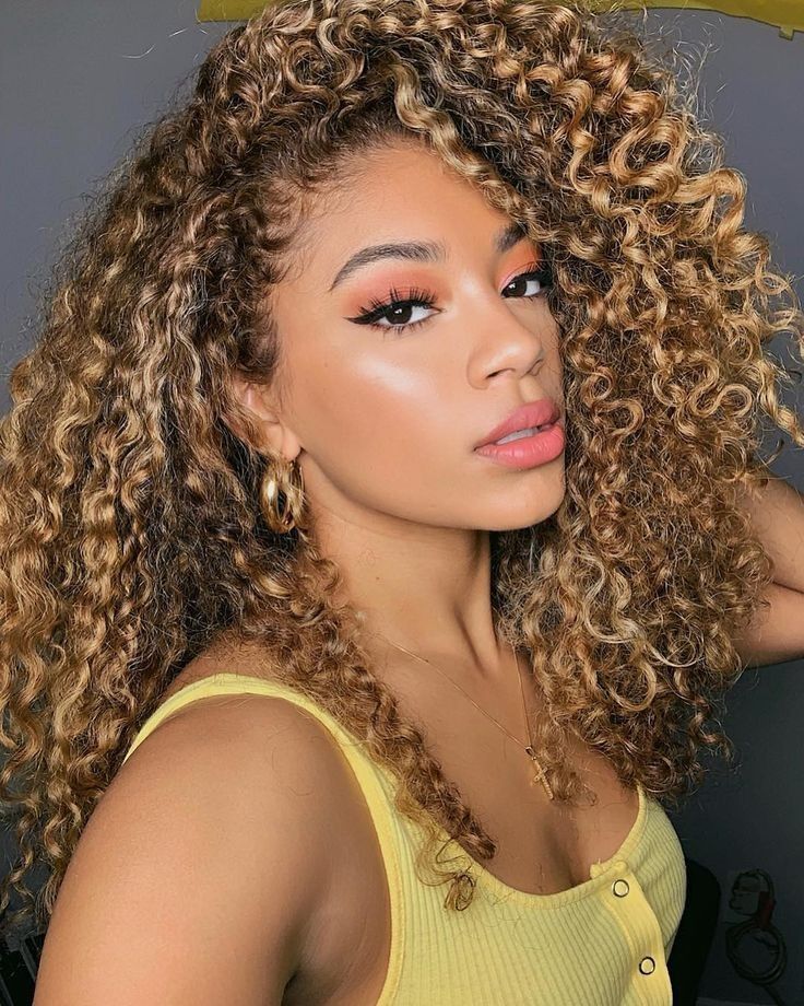 morena iluminada com loiro mel dourado cacheado