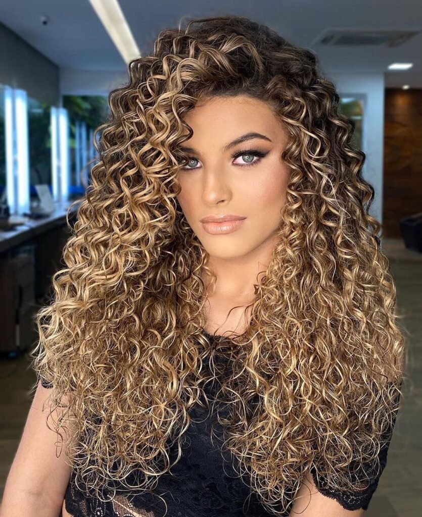 cabelo cacheado loiro mel dourado escuro