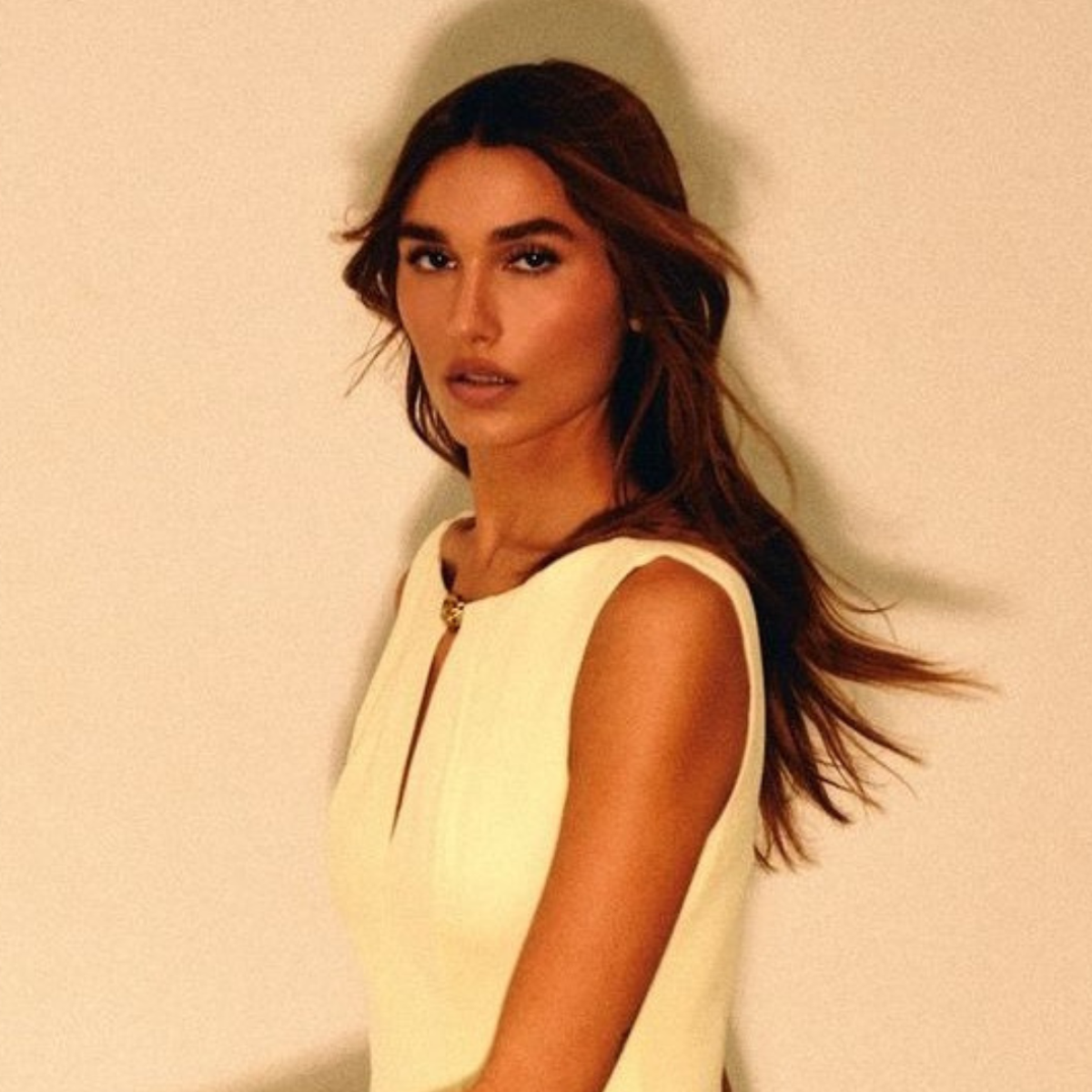 look amarelo manteiga para trabalho