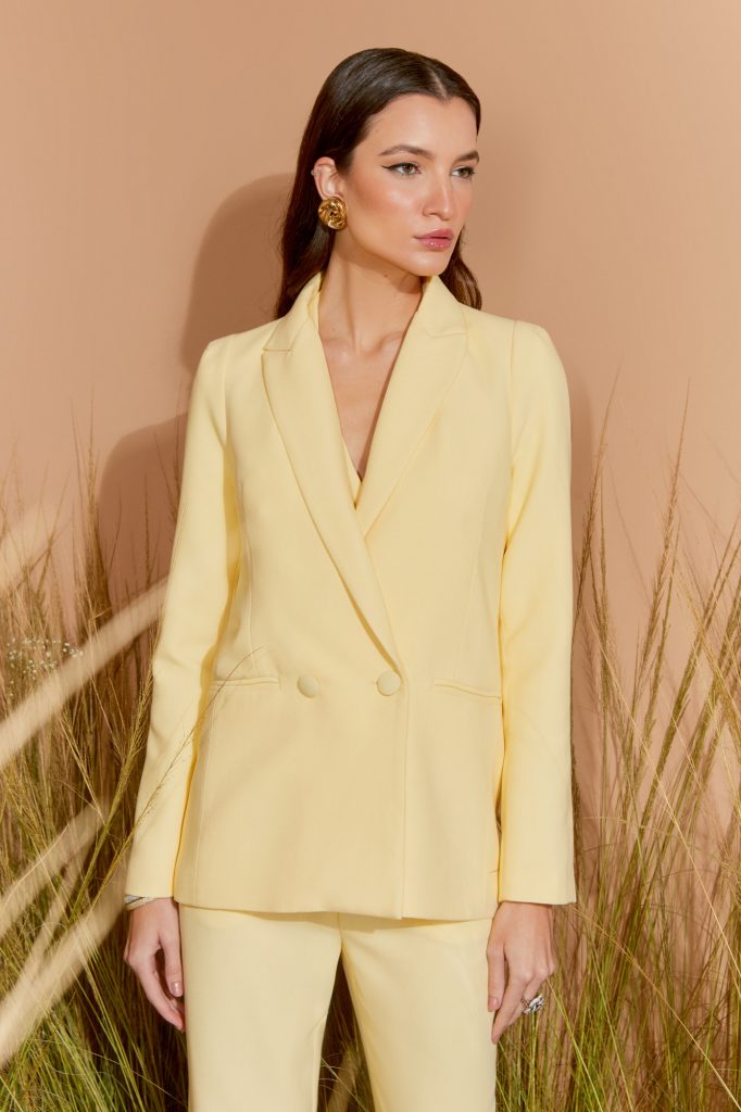 como combinar blazer amarelo manteiga casual chic