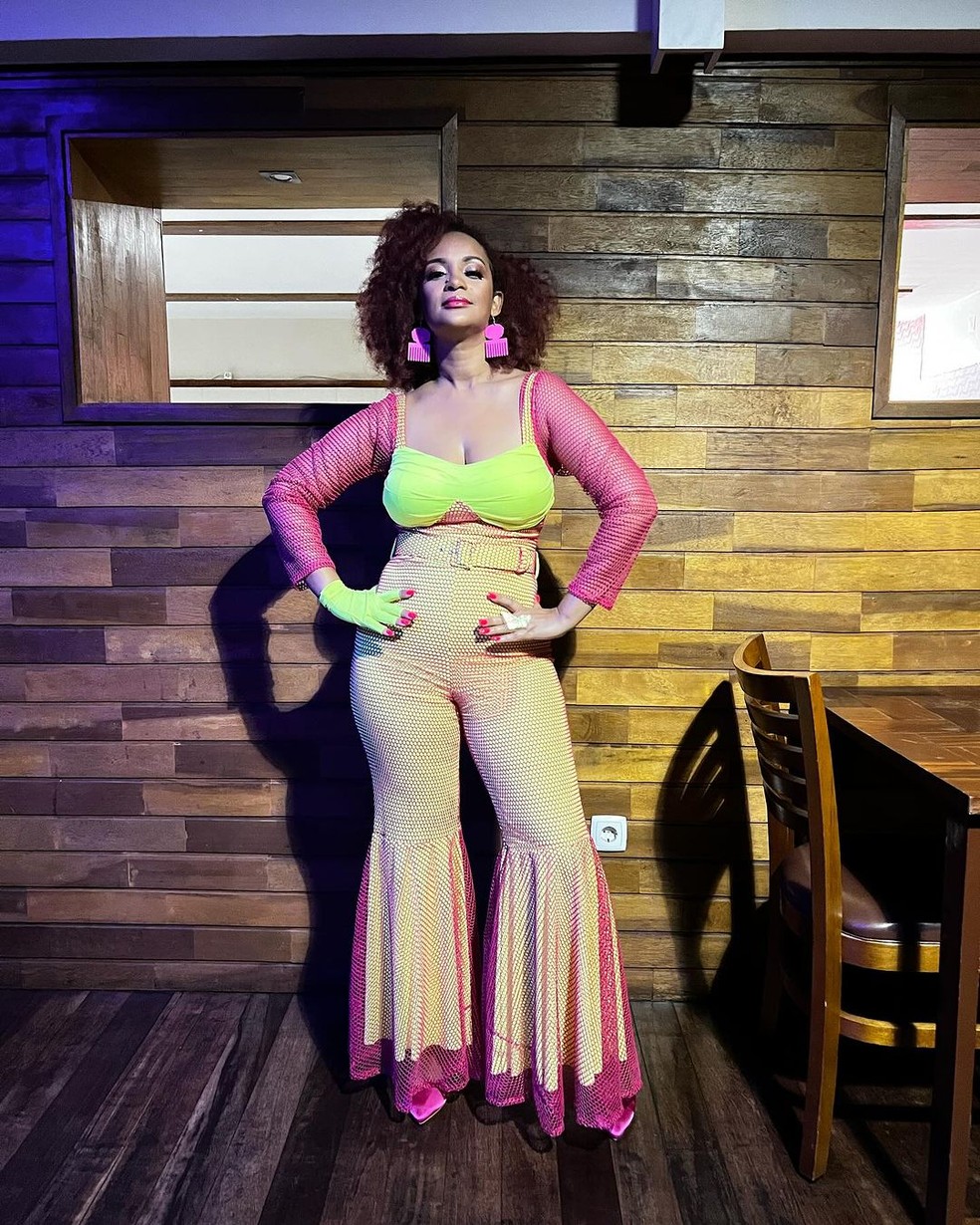 look anos 70 feminino para festa