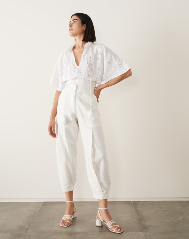 5 ideias de títulos:
1. Calça Off-White: O Guia Definitivo para Looks Incríveis
2. 7 Maneiras de Estilizar sua Calça Off-White para Qualquer Ocasião
3. Do Casual ao Formal: Como a Calça Off-White Transforma seu Guarda-Roupa
4. Calça Off-White: Dicas de Combinação e Acessórios para um Visual Sofisticado
5. A Versatilidade da Calça Off-White: Looks para Inspirar seu Estilo