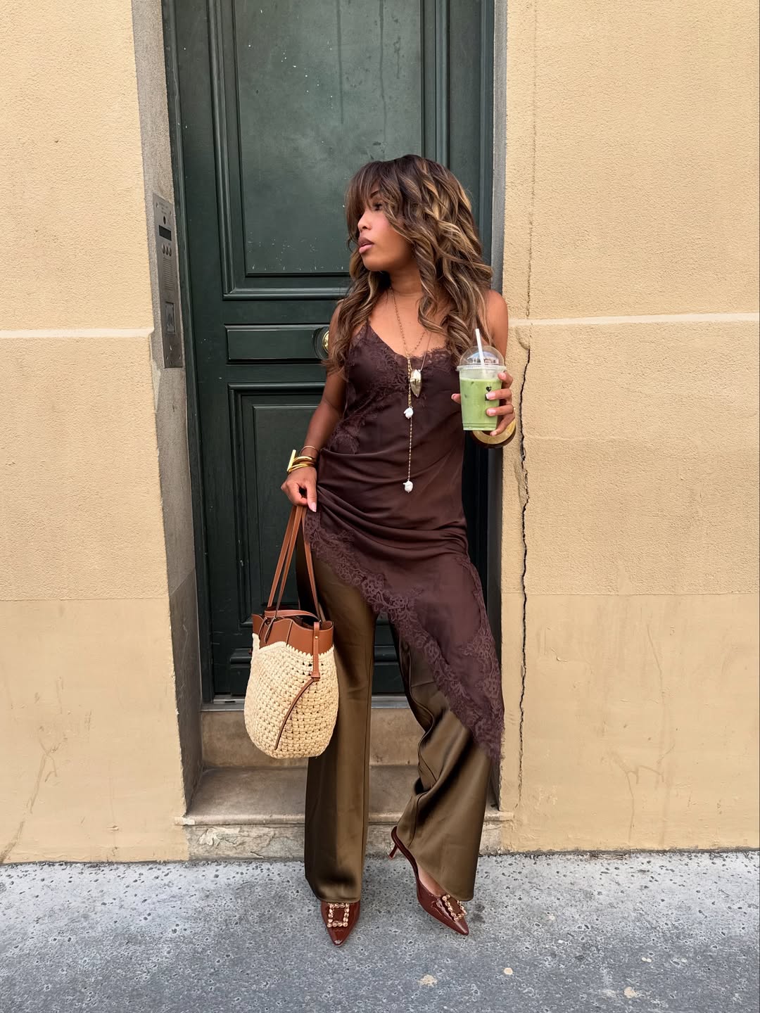 look com calça acetinada