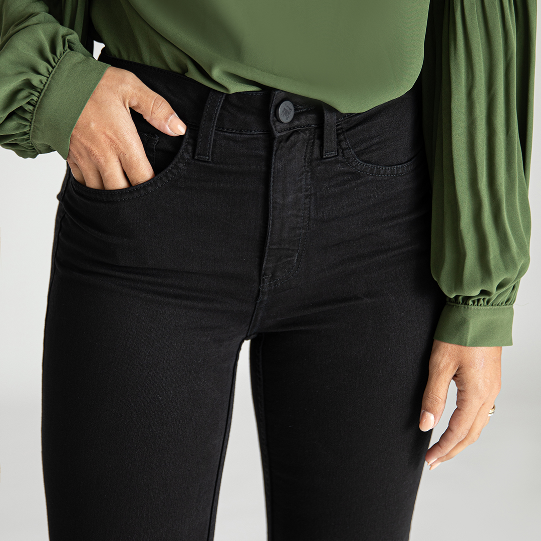 calça preta com camisa branca
