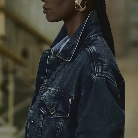 Jaqueta jeans cropped vs. oversized: qual escolher para cada tipo de corpo?