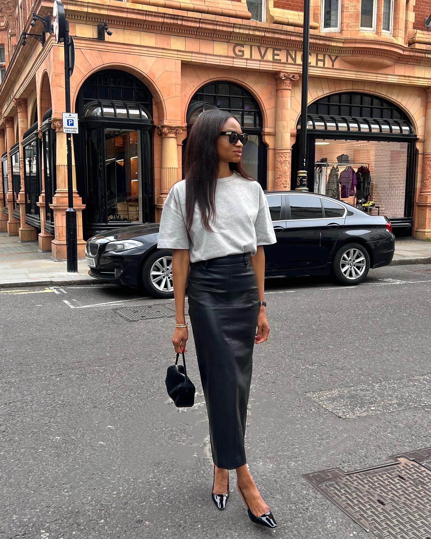look saia de couro midi