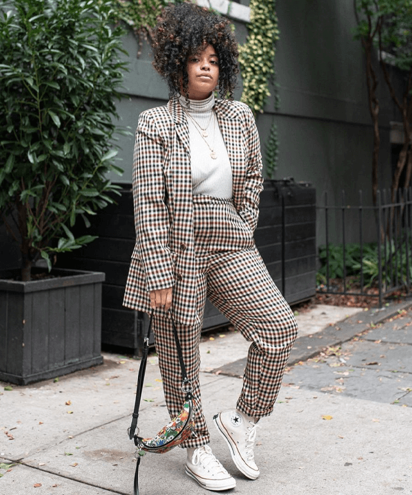 como usar tênis de corrida em looks casuais de trabalho