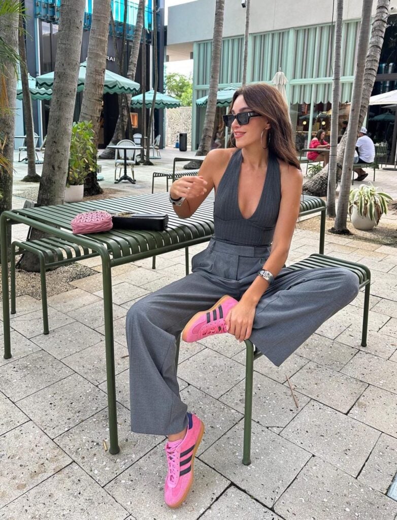 como usar tênis de corrida em looks casuais de trabalho