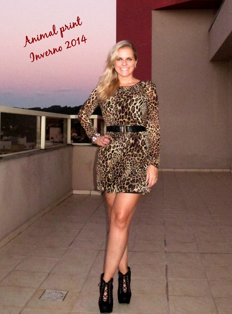 vestido onça com tênis