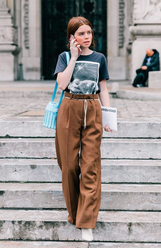 look feminino com camisetão e tênis