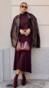 botas de camurça com medalhas look inverno 2025