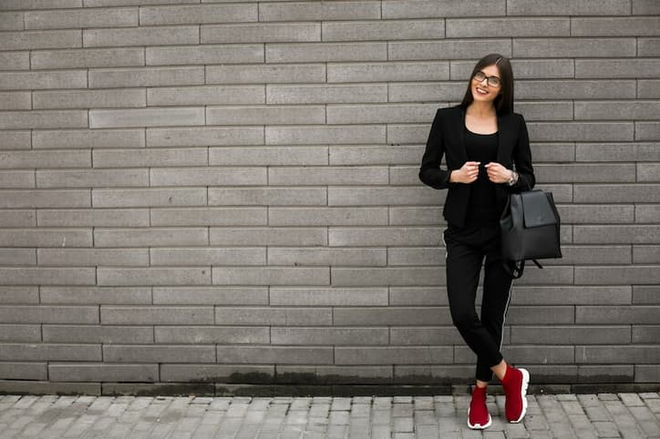tênis branco em looks sociais