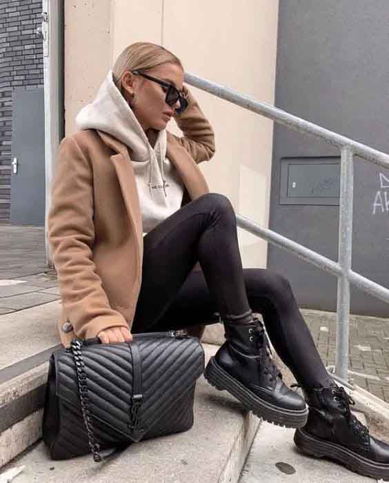 coturno preto com trench coat