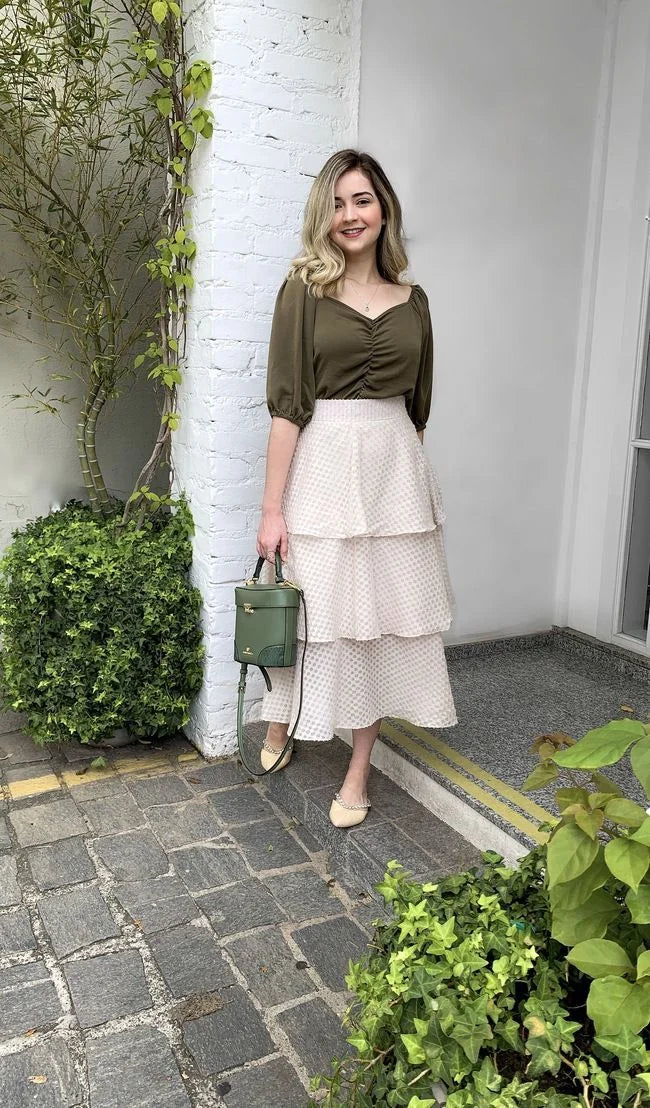 looks com saia midi preta