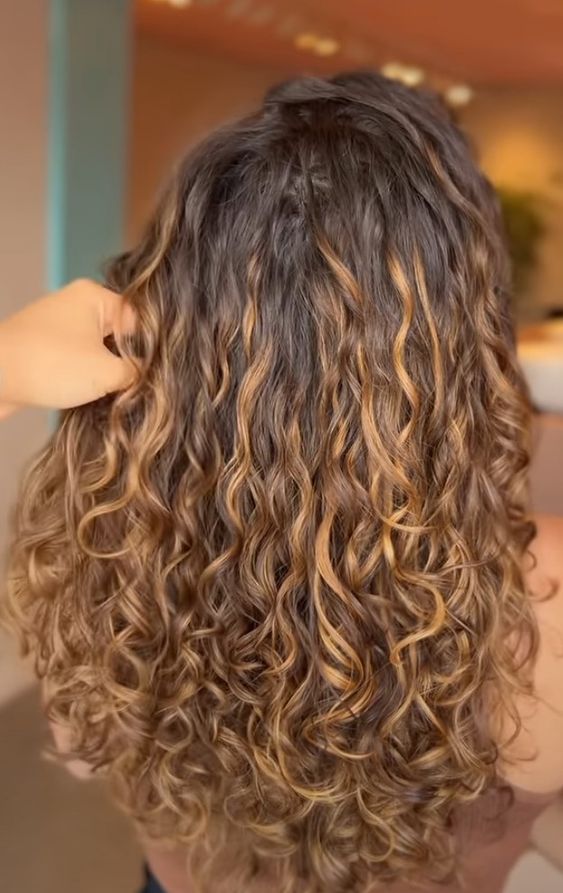 luzes contorno rosto cabelo ondulado