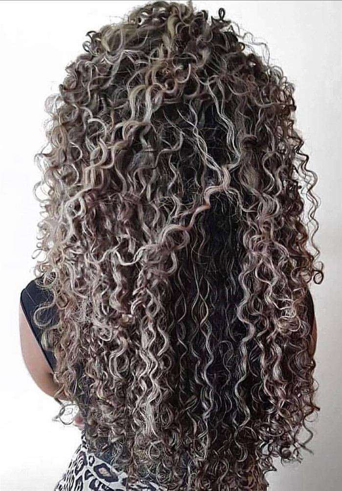 cabelo ondulado descolorido