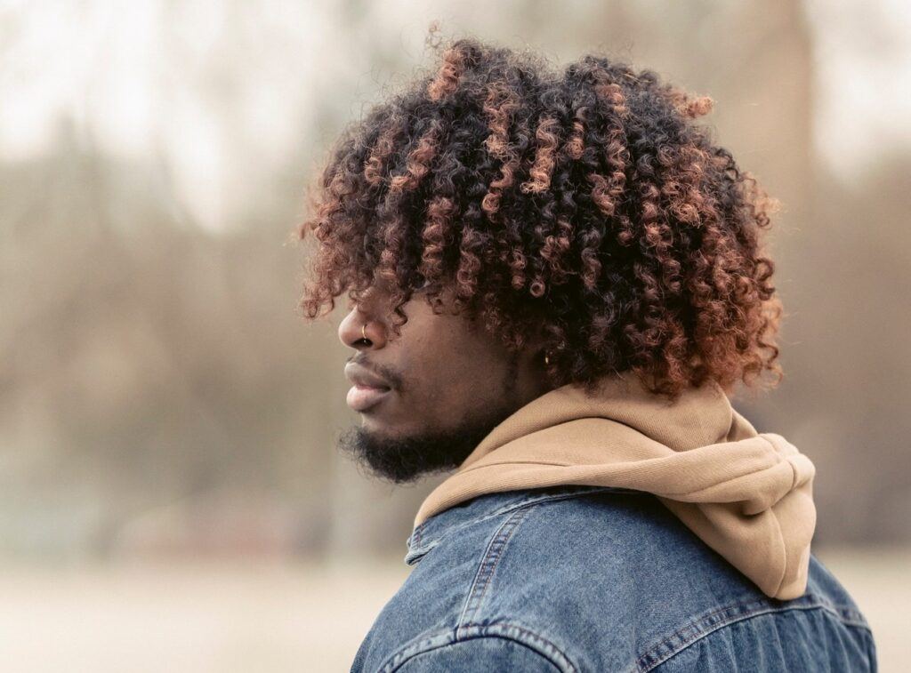 cabelo ondulado com mechas caramelo