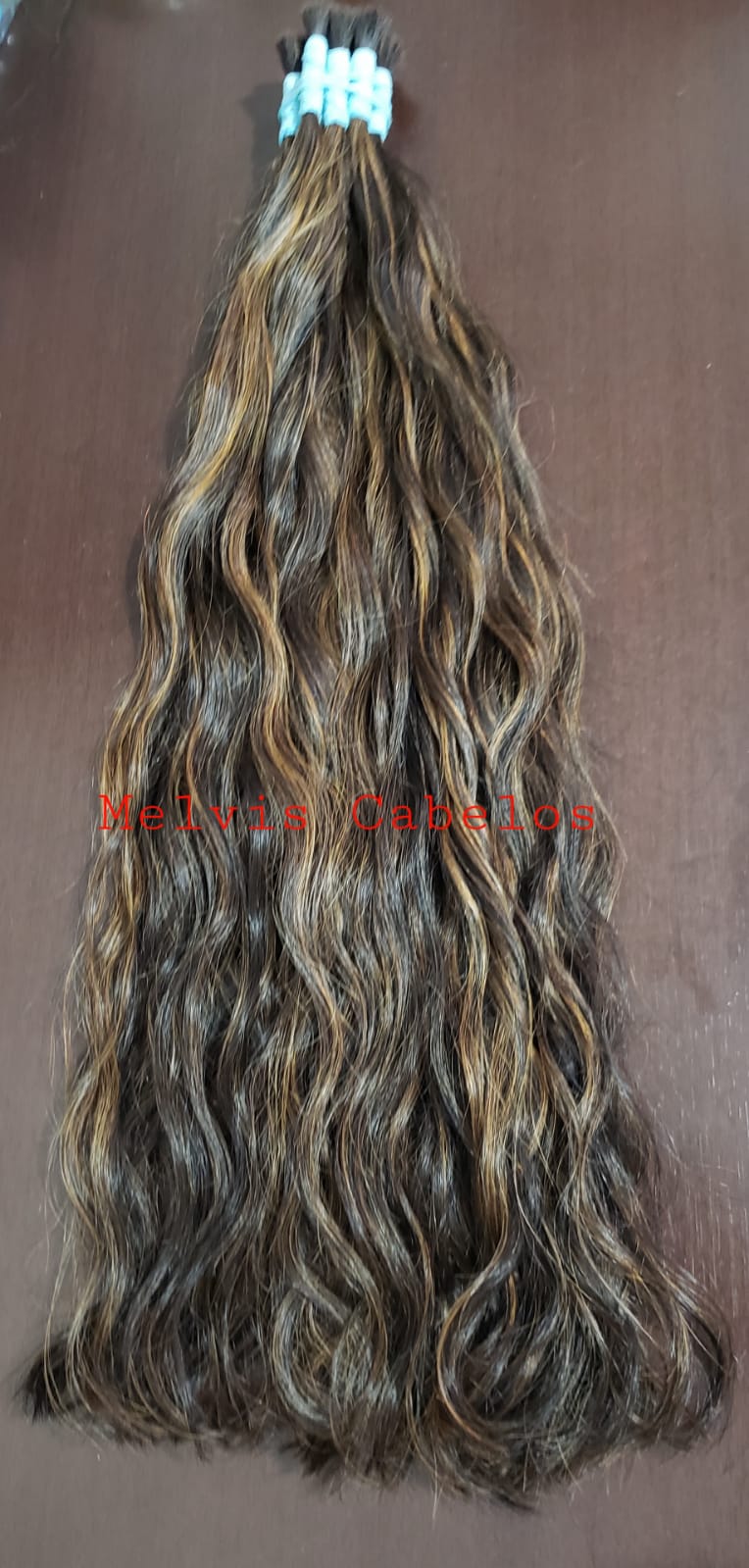 cabelo ondulado com mechas iluminadas