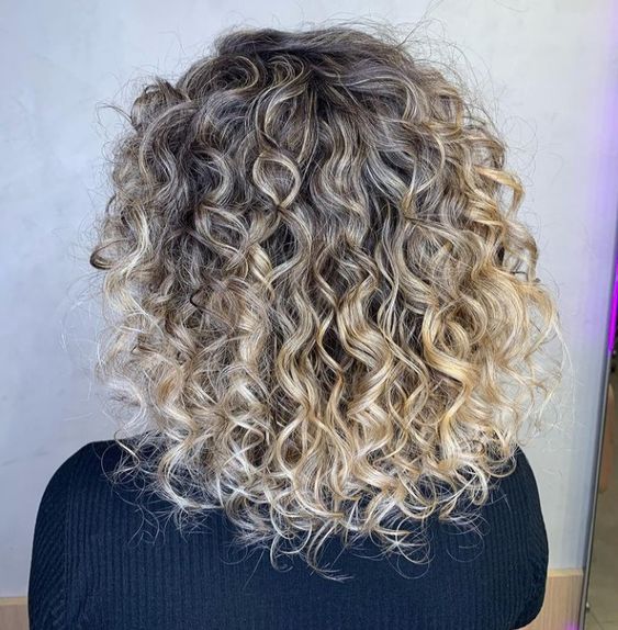 morena iluminada cabelo ondulado