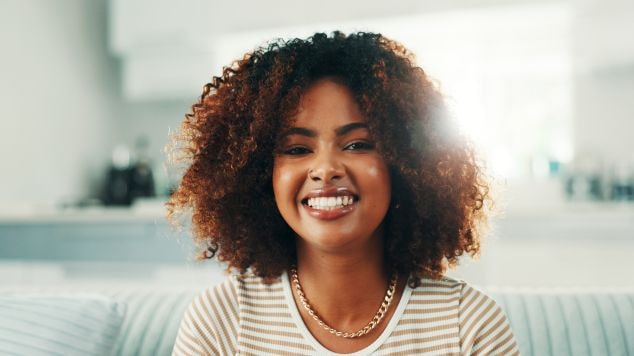 Evite o Cabelo Alaranjado: Dicas de Matização para Luzes em Fios Escuros