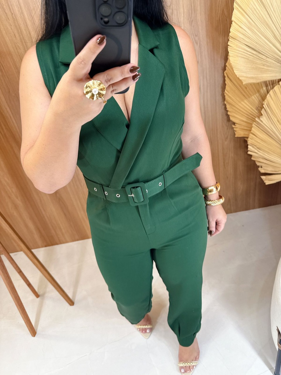 macacão verde com acessórios de palha