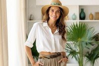 mala de mão feminina com roupas clean
