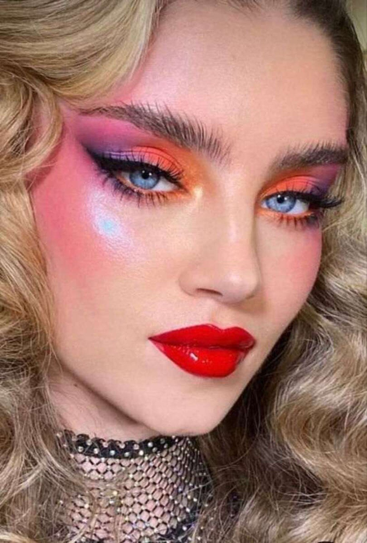 5 ideias de títulos:
1. Desvendando a Maquiagem dos Anos 80: Um Guia Completo
2. Como Recriar o Visual Ousado dos Anos 80 com Maquiagem
3. Maquiagem Anos 80: Dicas de Produtos e Técnicas
4. Festa Temática Anos 80: Inspirações de Maquiagem
5. Maquiagem Anos 80 vs. Atual: Adaptando o Estilo para Hoje