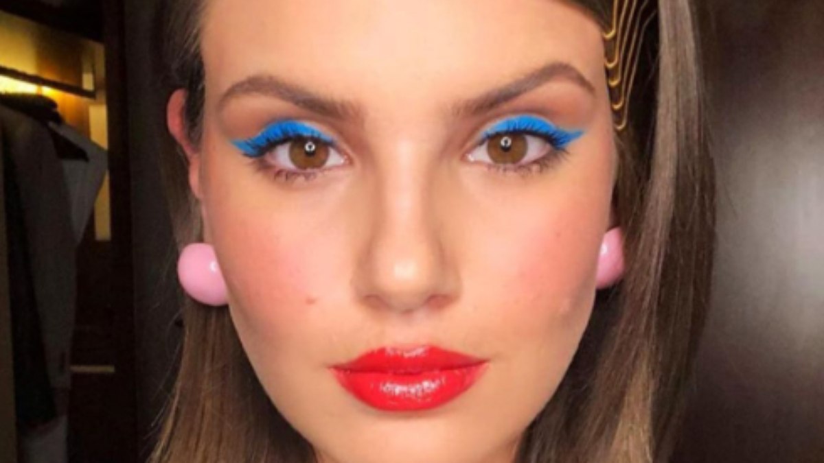 5 ideias de títulos:
1. Desvendando a Maquiagem dos Anos 80: Um Guia Completo
2. Como Recriar o Visual Ousado dos Anos 80 com Maquiagem
3. Maquiagem Anos 80: Dicas de Produtos e Técnicas
4. Festa Temática Anos 80: Inspirações de Maquiagem
5. Maquiagem Anos 80 vs. Atual: Adaptando o Estilo para Hoje