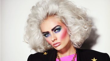 5 ideias de títulos:
1. Desvendando a Maquiagem dos Anos 80: Um Guia Completo
2. Como Recriar o Visual Ousado dos Anos 80 com Maquiagem
3. Maquiagem Anos 80: Dicas de Produtos e Técnicas
4. Festa Temática Anos 80: Inspirações de Maquiagem
5. Maquiagem Anos 80 vs. Atual: Adaptando o Estilo para Hoje