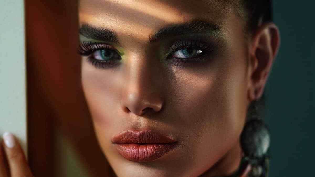 5 ideias de títulos:
1. Desvendando a Maquiagem dos Anos 80: Um Guia Completo
2. Como Recriar o Visual Ousado dos Anos 80 com Maquiagem
3. Maquiagem Anos 80: Dicas de Produtos e Técnicas
4. Festa Temática Anos 80: Inspirações de Maquiagem
5. Maquiagem Anos 80 vs. Atual: Adaptando o Estilo para Hoje