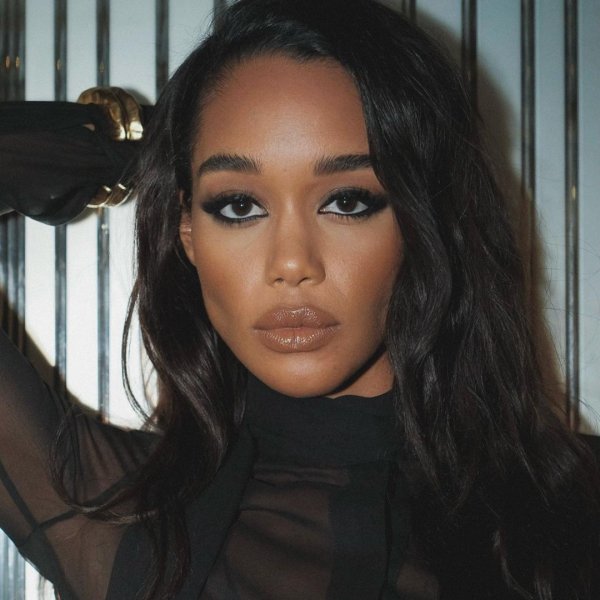 5 ideias de títulos:
1. Desvendando a Maquiagem dos Anos 80: Um Guia Completo
2. Como Recriar o Visual Ousado dos Anos 80 com Maquiagem
3. Maquiagem Anos 80: Dicas de Produtos e Técnicas
4. Festa Temática Anos 80: Inspirações de Maquiagem
5. Maquiagem Anos 80 vs. Atual: Adaptando o Estilo para Hoje