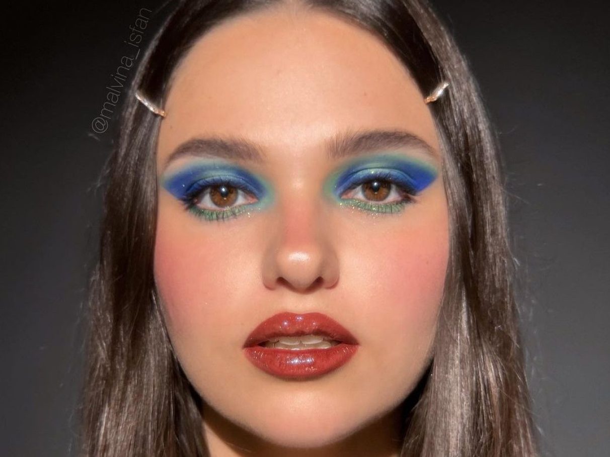 5 ideias de títulos:
1. Desvendando a Maquiagem dos Anos 80: Um Guia Completo
2. Como Recriar o Visual Ousado dos Anos 80 com Maquiagem
3. Maquiagem Anos 80: Dicas de Produtos e Técnicas
4. Festa Temática Anos 80: Inspirações de Maquiagem
5. Maquiagem Anos 80 vs. Atual: Adaptando o Estilo para Hoje