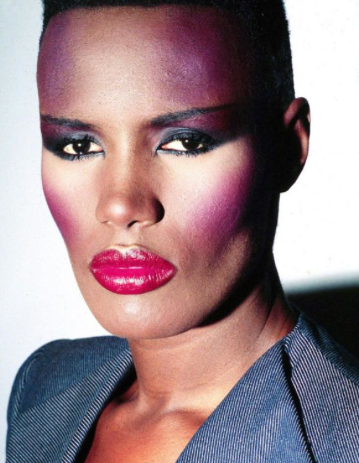 5 ideias de títulos:
1. Desvendando a Maquiagem dos Anos 80: Um Guia Completo
2. Como Recriar o Visual Ousado dos Anos 80 com Maquiagem
3. Maquiagem Anos 80: Dicas de Produtos e Técnicas
4. Festa Temática Anos 80: Inspirações de Maquiagem
5. Maquiagem Anos 80 vs. Atual: Adaptando o Estilo para Hoje