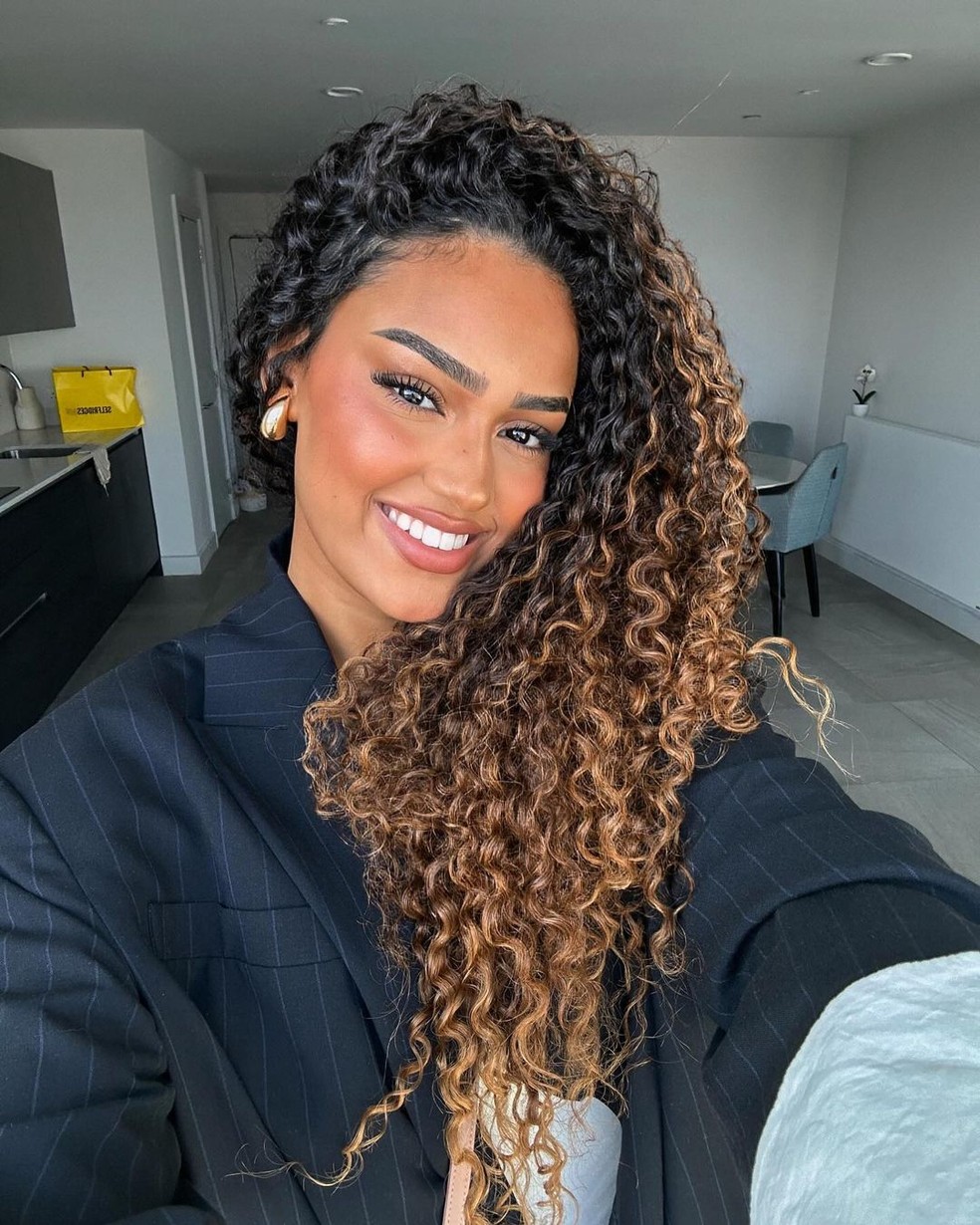 5 ideias de títulos:
1. Maquiagem Capilar: O Guia Completo para Cobrir Cabelos Brancos e Falhas
2. Tipos de Maquiagem para Cabelo: Encontre a Solução Ideal para Você
3. Benefícios e Cuidados Essenciais ao Usar Maquiagem Capilar
4. Como Aplicar Maquiagem Capilar: Dicas para um Resultado Natural
5. Maquiagem Capilar vs. Tintura: Qual a Melhor Opção para Retocar a Raiz?