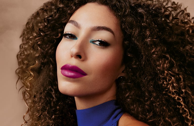 5 ideias de títulos:
1. Maquiagem Capilar: O Guia Completo para Cobrir Cabelos Brancos e Falhas
2. Tipos de Maquiagem para Cabelo: Encontre a Solução Ideal para Você
3. Benefícios e Cuidados Essenciais ao Usar Maquiagem Capilar
4. Como Aplicar Maquiagem Capilar: Dicas para um Resultado Natural
5. Maquiagem Capilar vs. Tintura: Qual a Melhor Opção para Retocar a Raiz?