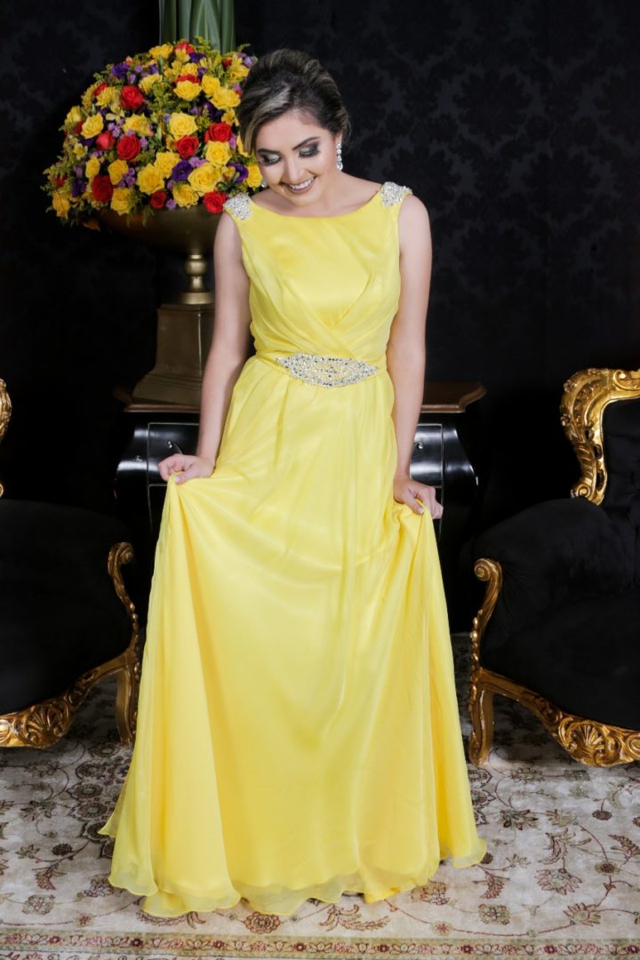 Como escolher o batom ideal para cada tom de pele com vestido amarelo