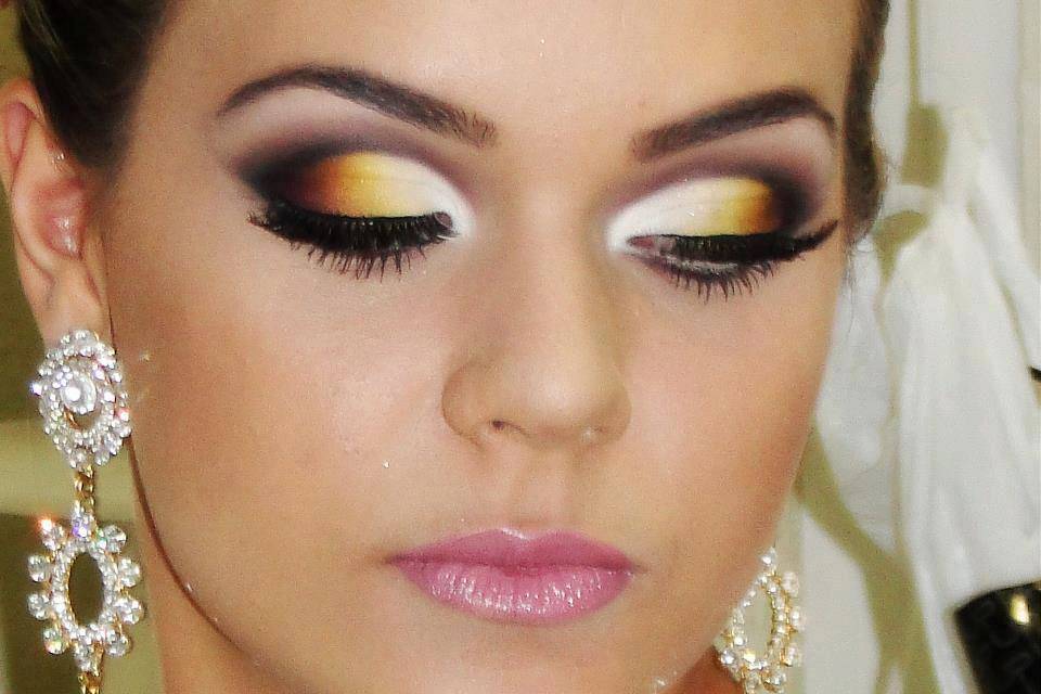 Maquiagem para olhos: realçando seu olhar com vestido amarelo