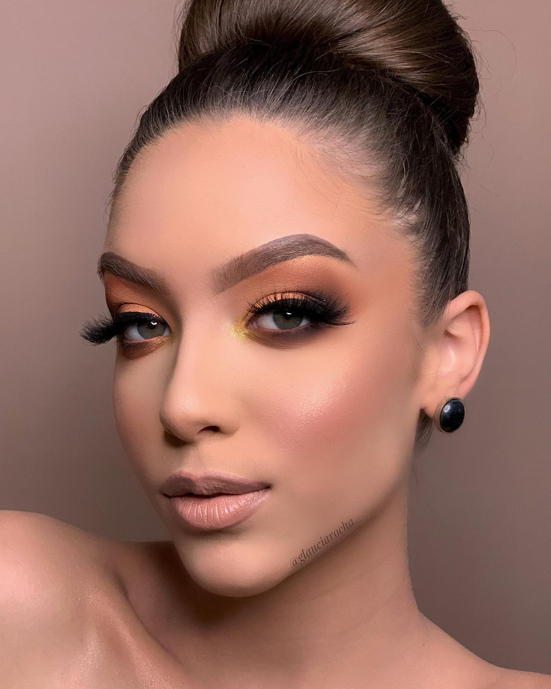 Como escolher o batom ideal para cada tom de pele com vestido amarelo