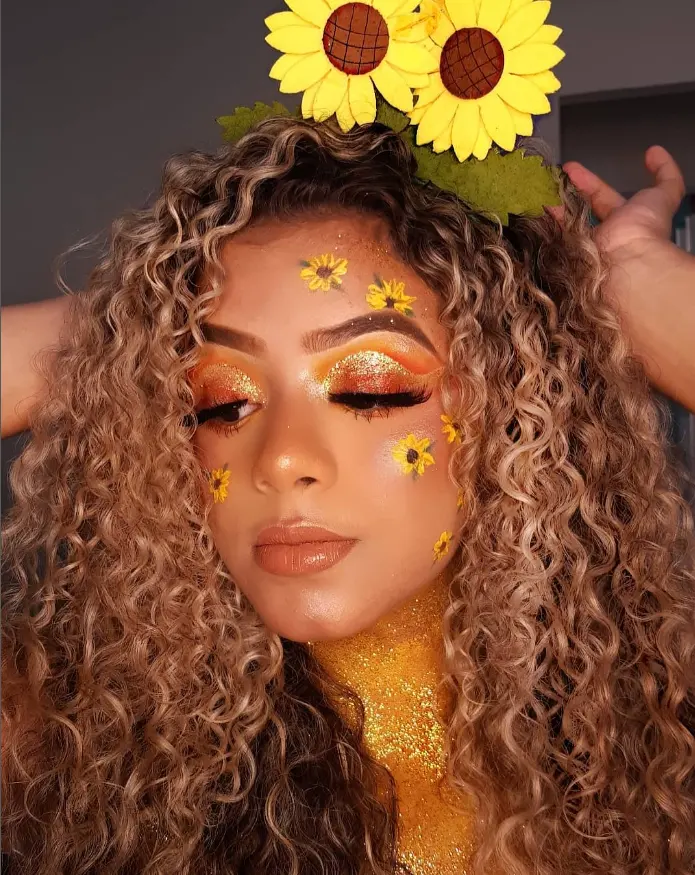 Tendências de maquiagem para eventos noturnos com vestidos coloridos