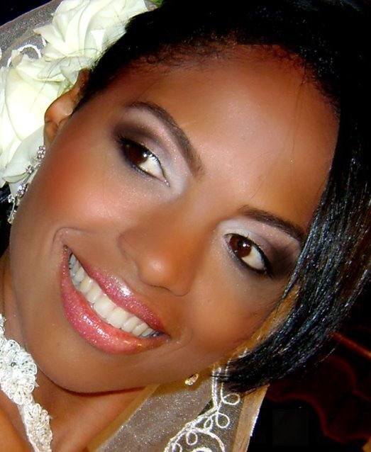 maquiagem noiva com óculos pele morena